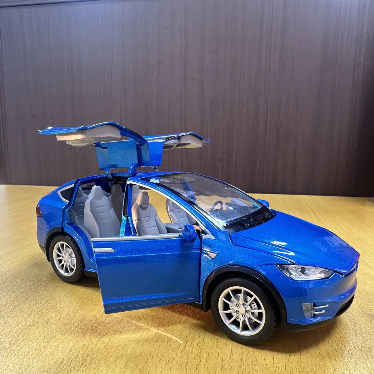 1:22 Legierungsdruckguss-SUV-Automodell-Spielzeug für Jungen, kreatives Geschenk für Autoliebhaber, Ausstellungskollektion mit Ton und Licht, zurückziehbare Aktion, Türen zu öffnen, Geschenk