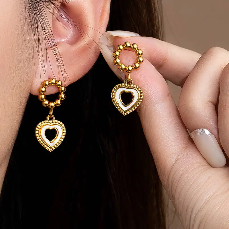 Waterproof and non-staining stainless steel heart-shaped round stud earrings for women, fashionable heart-shaped round earrings.