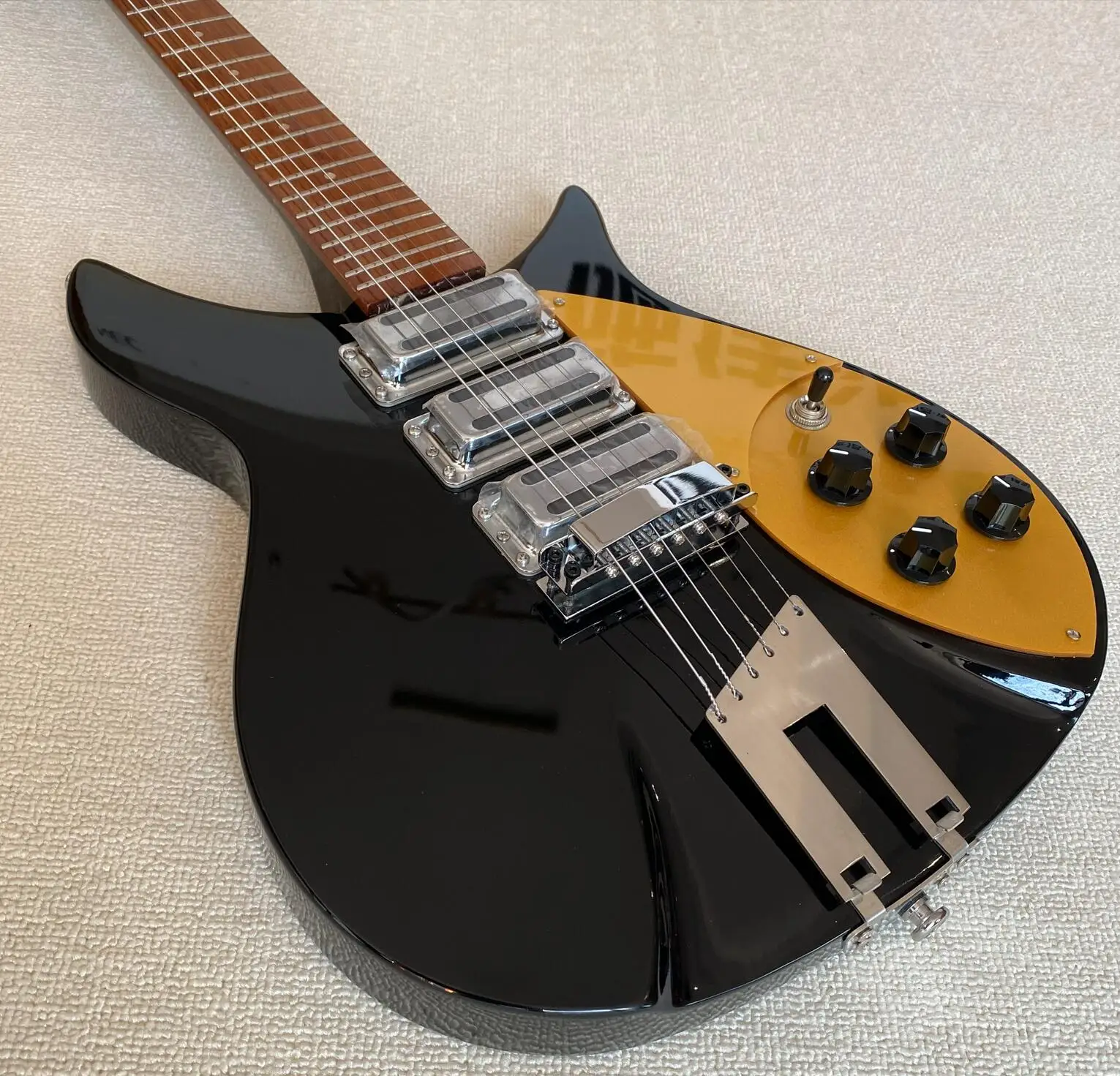 Short Scale Length 325 6 Strings Black Electric Guitar New Design Trapeze Tailpiece Sparkle Gold Pickguard Vintage Tuners