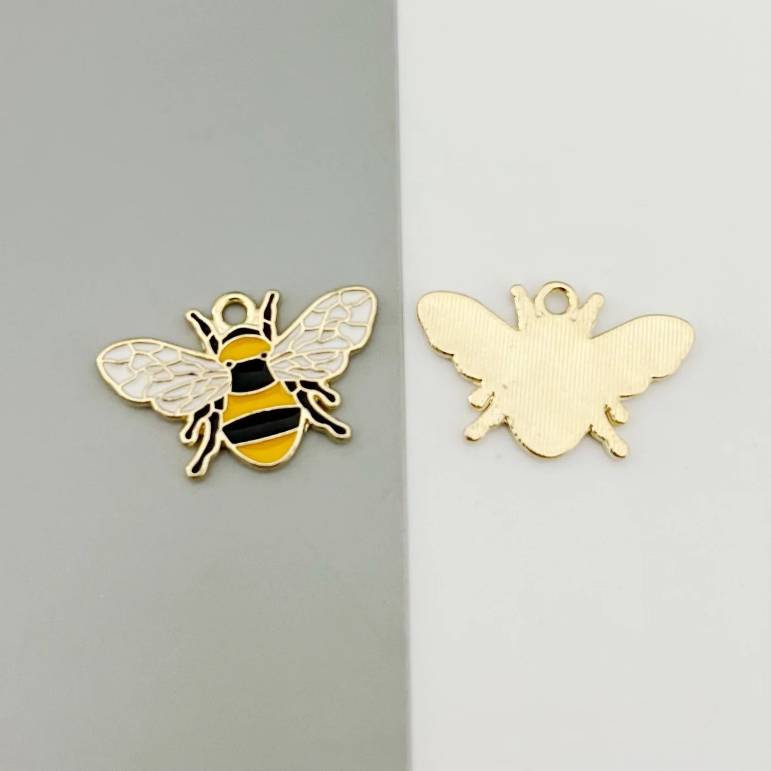 2Pcs Alloy Oil Drip Jewelry Accessories Little Bee Insect Animal Pendant Bracelet Keychain Necklace Charm