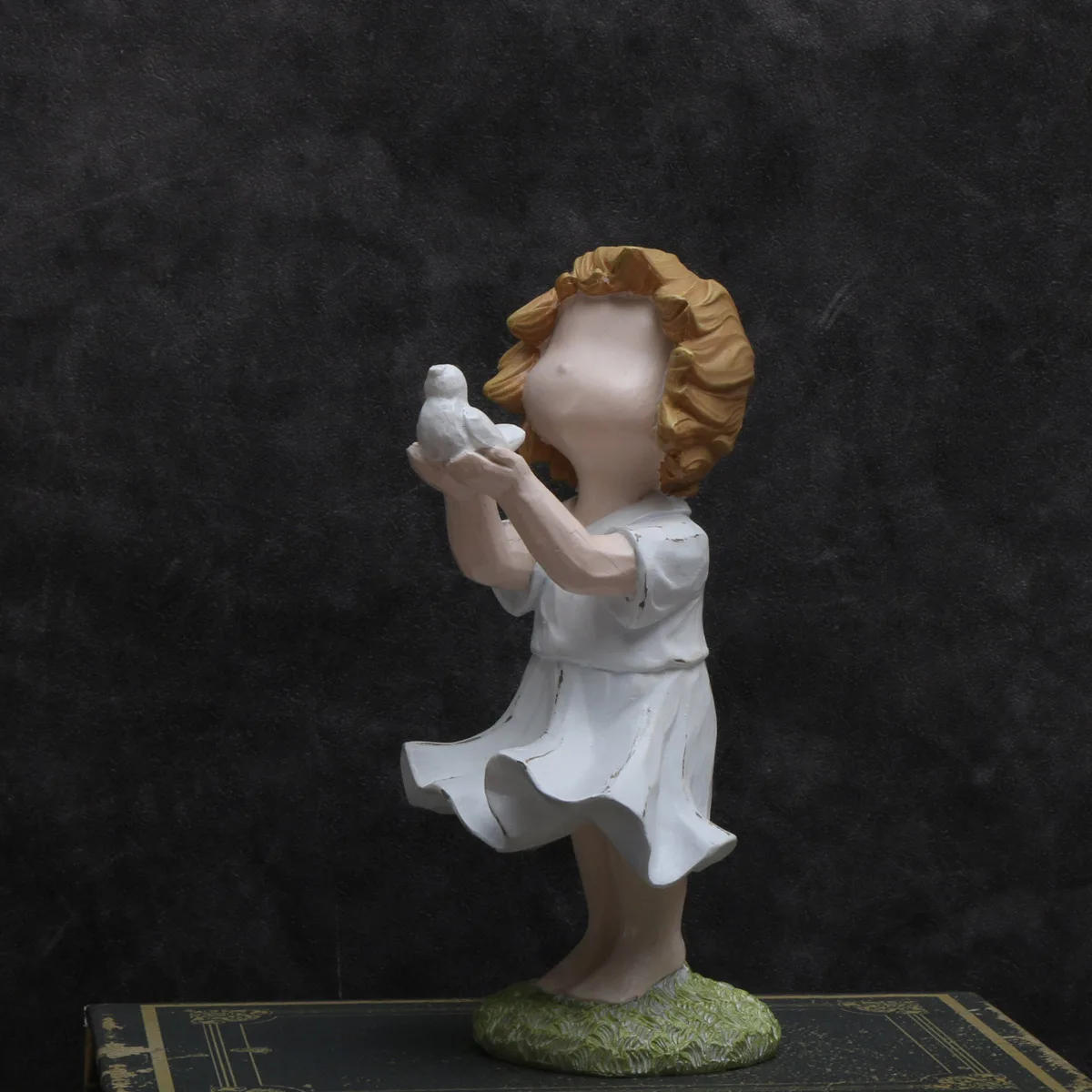 Banksy-Herz-Ballon und fliegendes Mädchen, inspiriertes Kunstwerk, moderne Skulptur, Heimdekoration, Statuendekoration – Detail 14