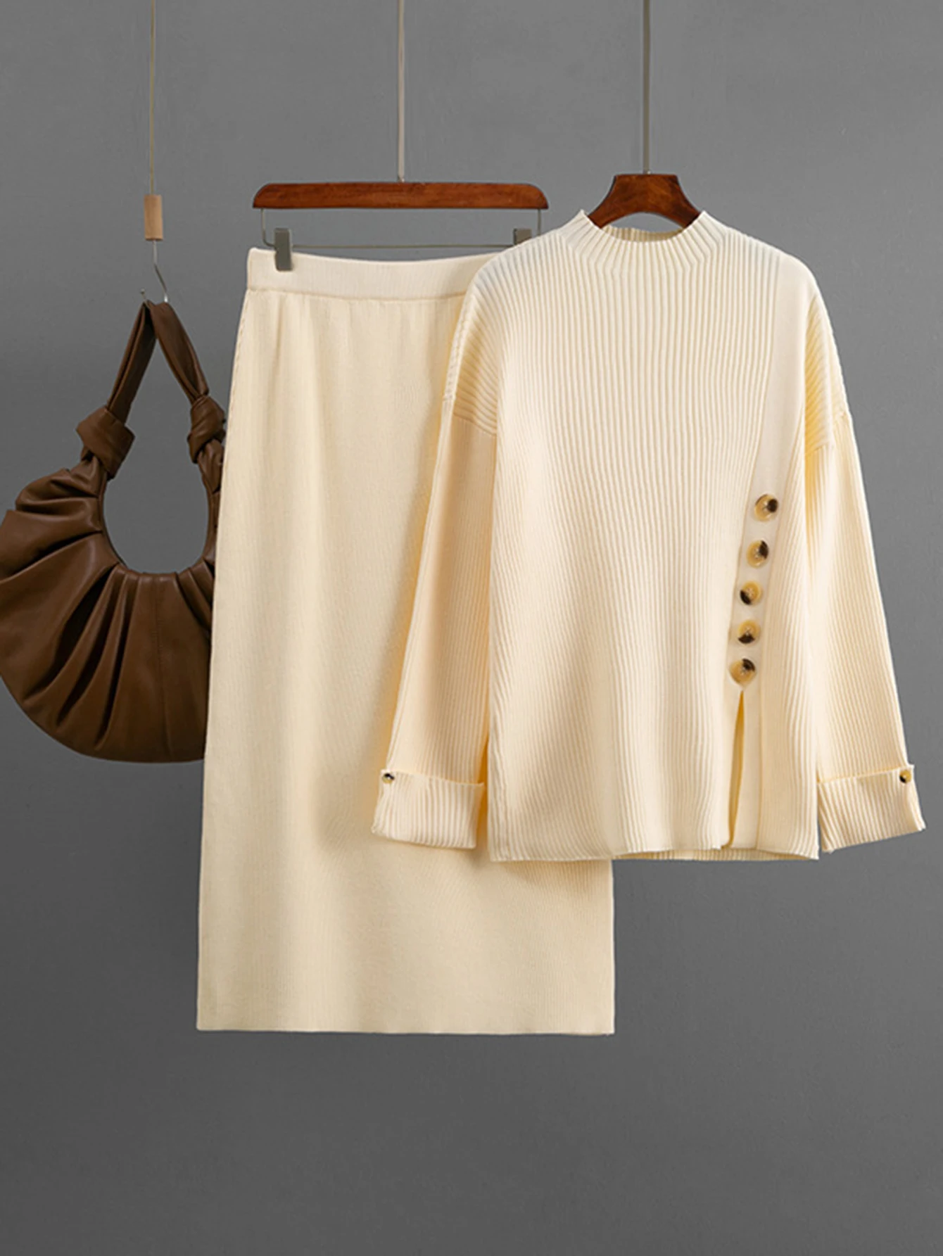 Modieuze tweedelige damesset met knoopversiering, zijsplit gebreide trui en minirok voor de herfst en winter