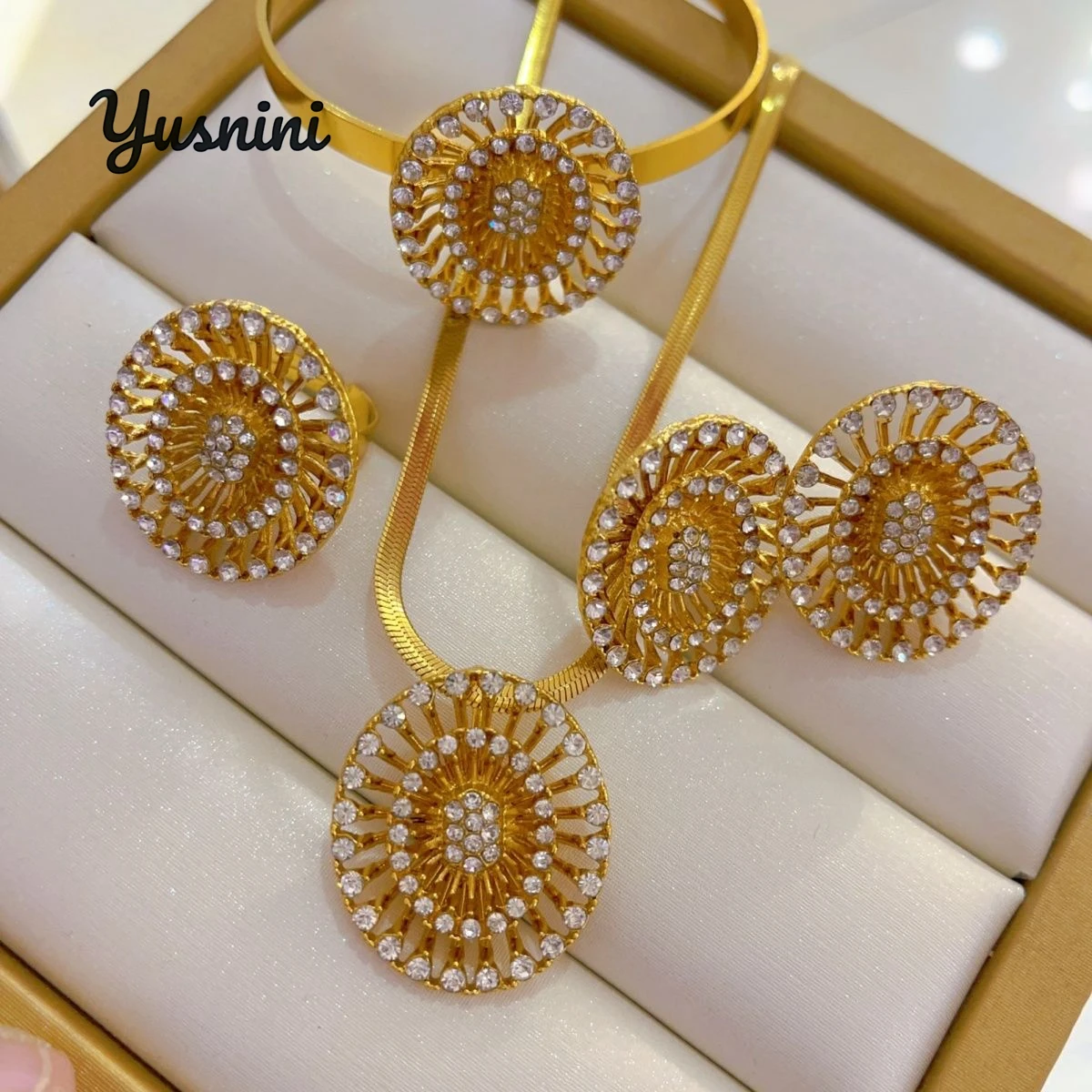 

Мода Африка Дубай 24 К позолоченное индивидуальное ожерелье Серьги Кольца Браслеты Свадебная вечеринка Комплект ювелирных изделий для влюбленных DD10798