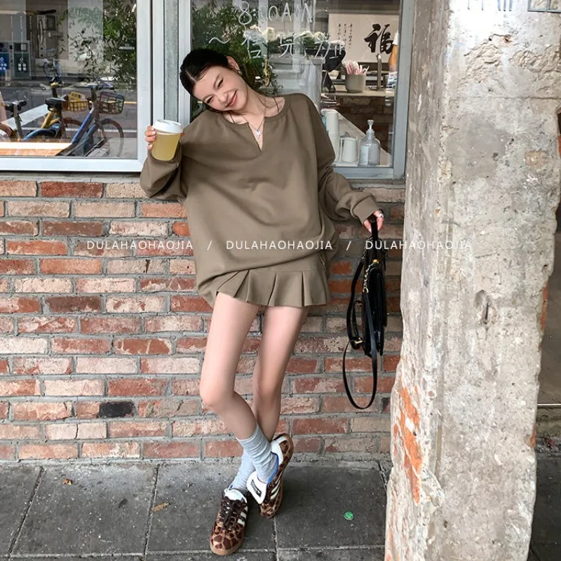 

Осенняя новинка, модная Ins Lazy Style, модная свободная повседневная толстовка с v-образным вырезом и высокой талией, плиссированная короткая юбка трапециевидной формы, комплект из двух предметов