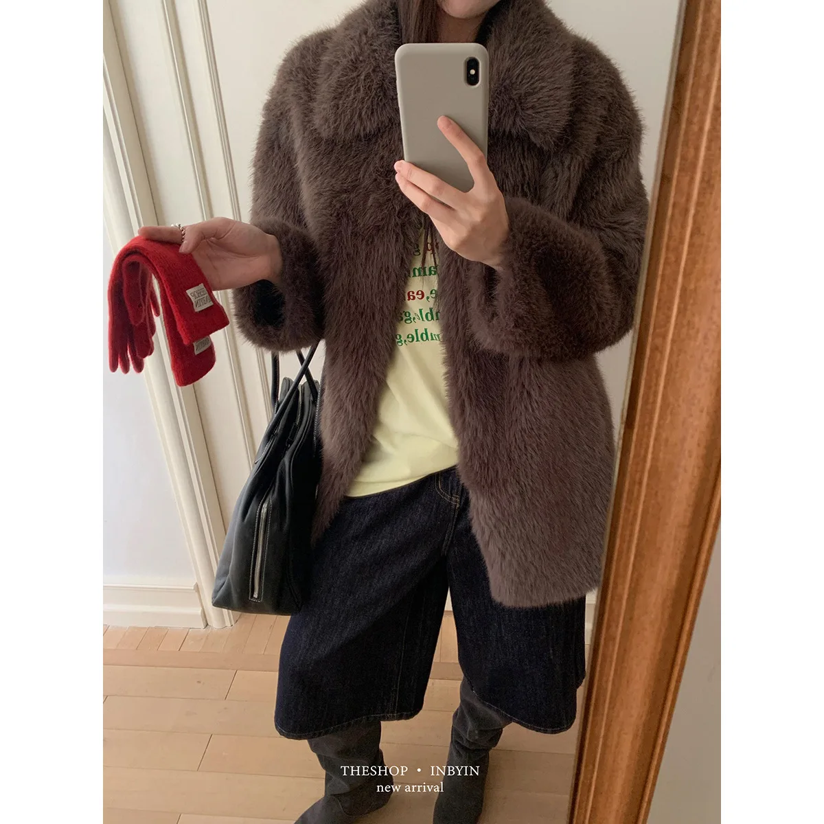 

Экологичная женская цельная шуба с отложным воротником