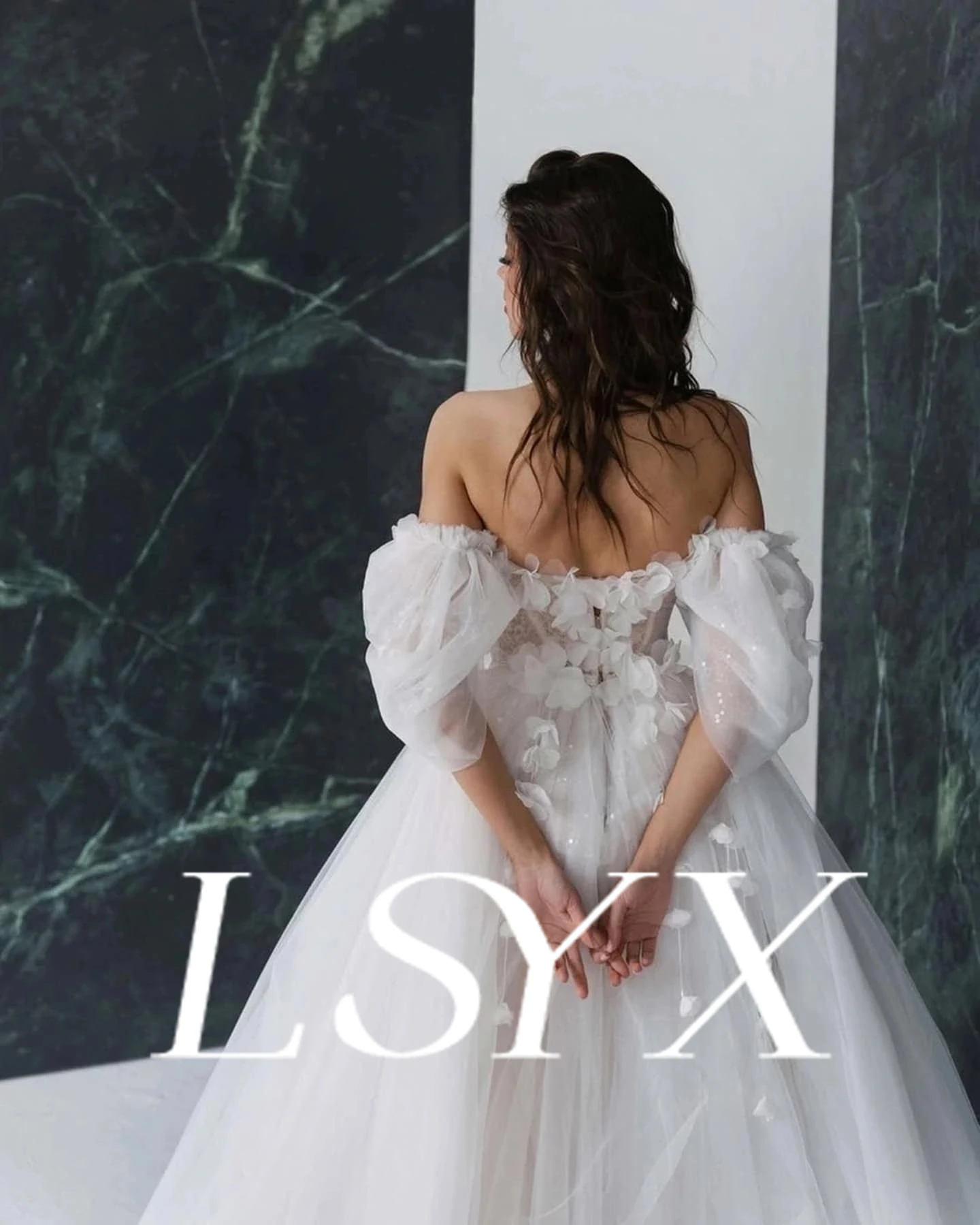 LSYXカスタムオフショルダーディープVネックパフスリーブ3Dフローラルアップリケチュールボールガウンハイ スリットロングトレーンエレガントローマン