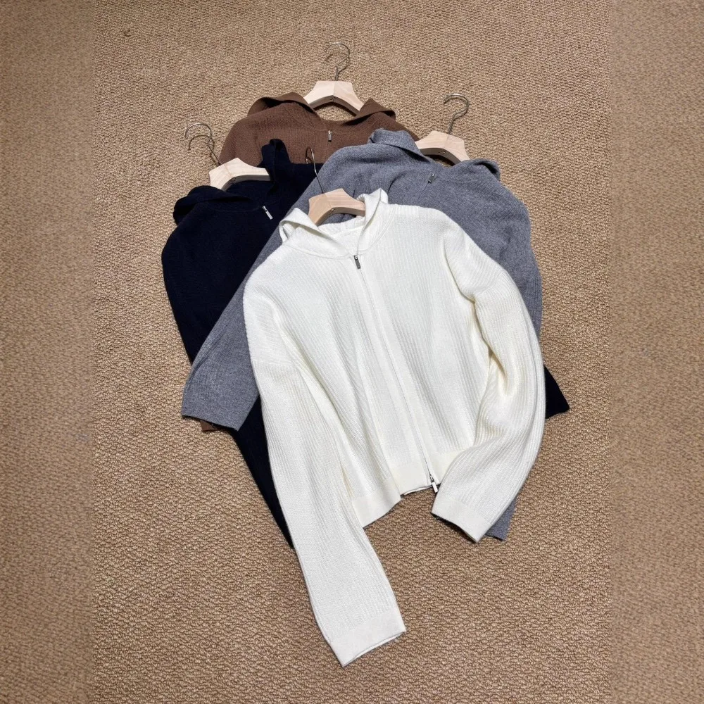 Nowy jesienno-zimowy komplet: kardigan z kapturem, legginsy i spodnie z szerokimi nogawkami, wykonany w 100% z wełny owczej.