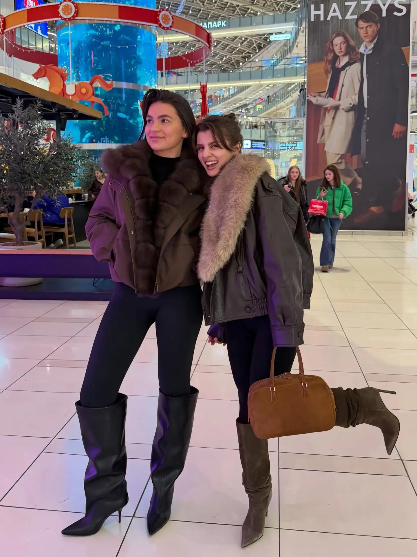 Chaqueta de cuero con cuello de piel sintética marrón para mujer, abrigos de manga larga de diseño de gran tamaño, ropa de abrigo de fiesta versátil y lujosa a la moda 2025