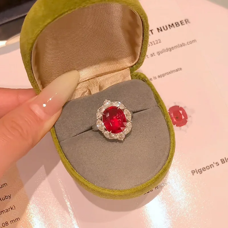 A light and luxurious red corundum long pillow-shaped ring set with zirconia, made of 925 silver. Suitable for girls to wear dai