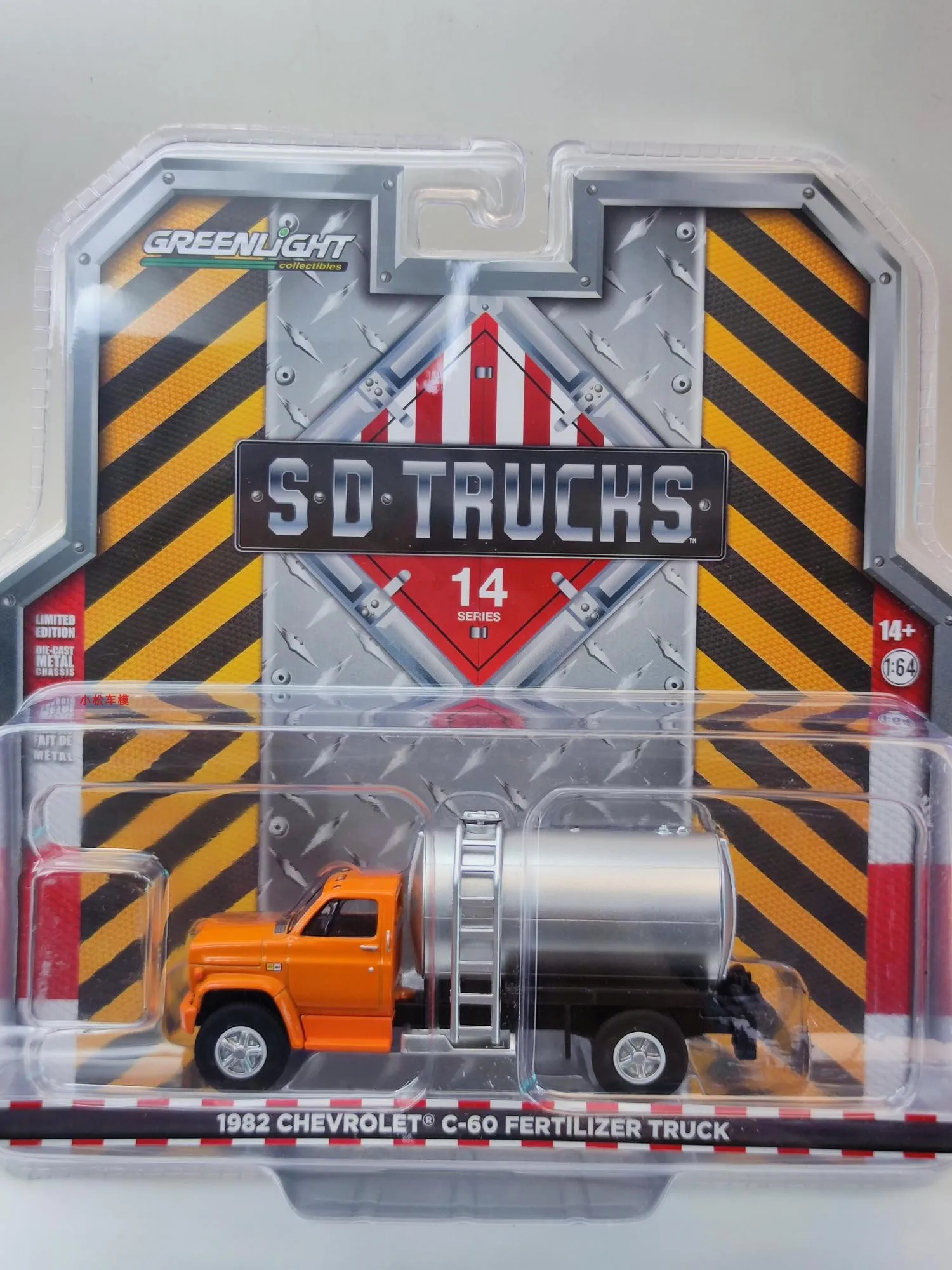 1:64 1982 C-60 Fertilizer truck Simulation car model children's toy collection ornaments display gifts