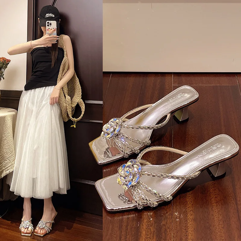 

2023 летние новые женские тапочки на грубом каблуке, модные соломенные тапочки с квадратной головкой и бриллиантами, римские тапочки на высоком каблуке