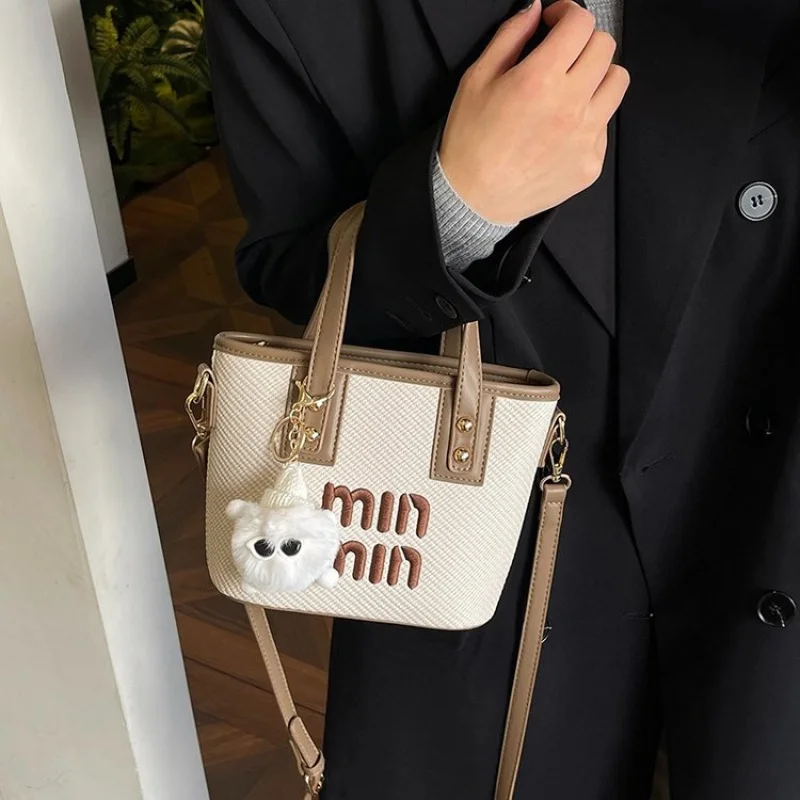 

Fashionable Bucket Bag For Women In Soft Leather With Drawstring Closure And Modern Sleek Silhouette