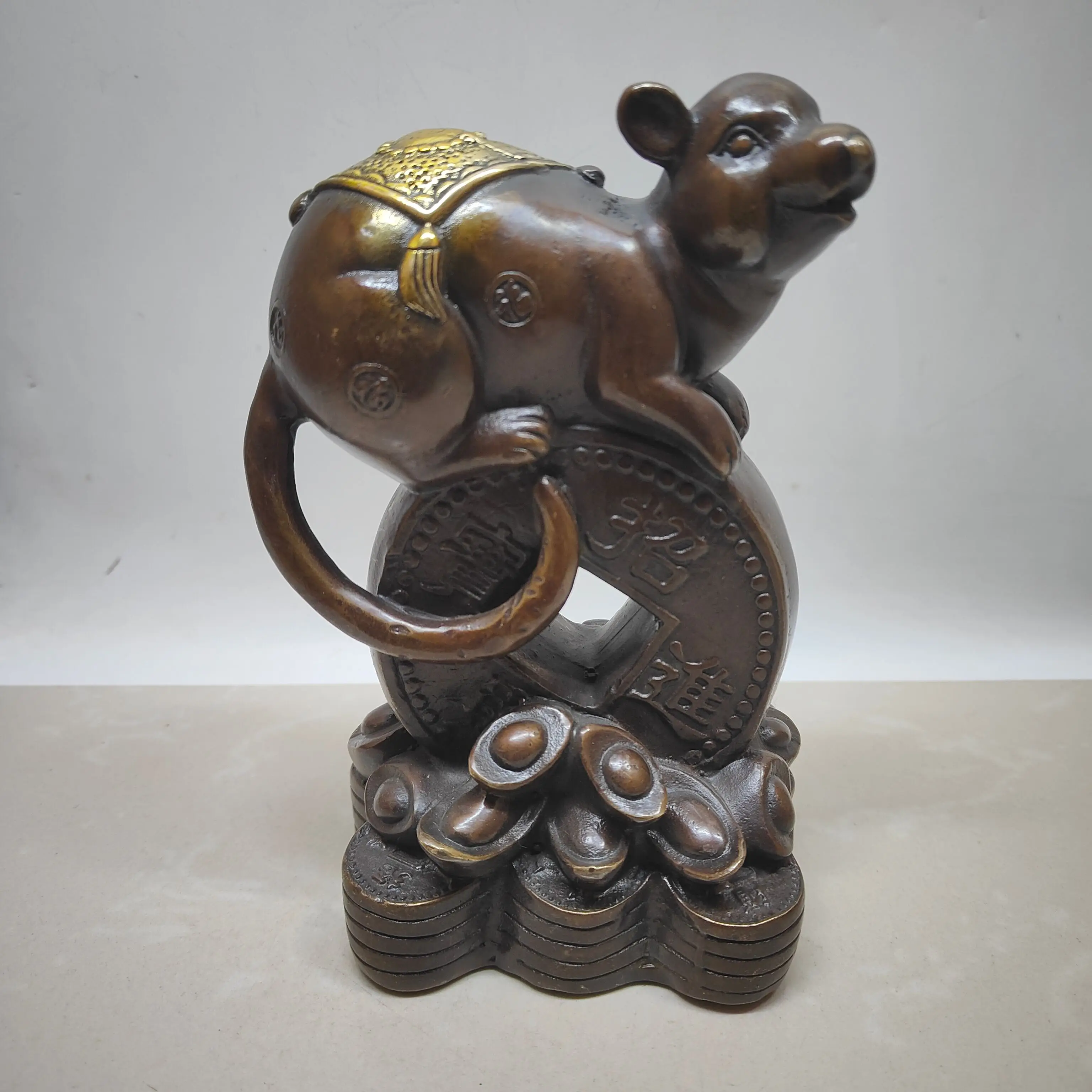 

A figurine of a mouse symbolizing wealth and prosperity,Free shipping