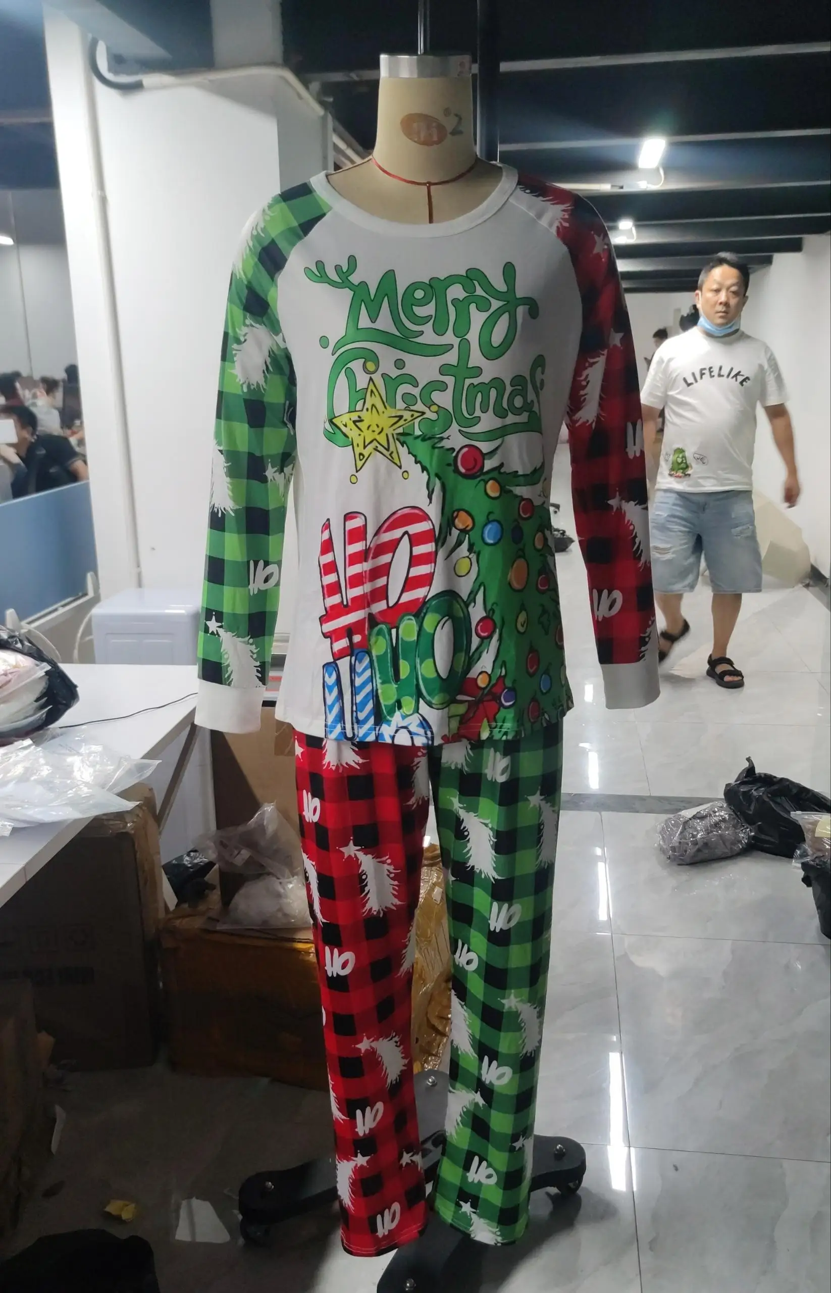 

2026 New Years Christmas Family Pajamas Matching Set Long Sleeve Tree Letters Print T-shirt with Plaid Pant Sleepwear Loungewear
