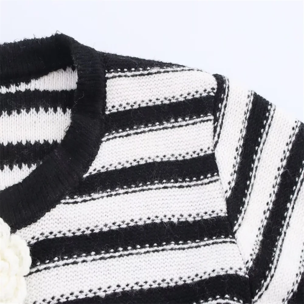 Veste cardigan tricotée rayée avec décoration de boutons de fleurs tridimensionnelles pour femmes, haut ample et décontracté