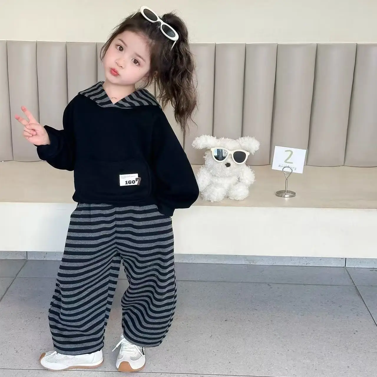 

Spring and Autumn Girls' Casual Set 2025 New Children's Fashionable Hoodie Sports Pants Two Piece Set