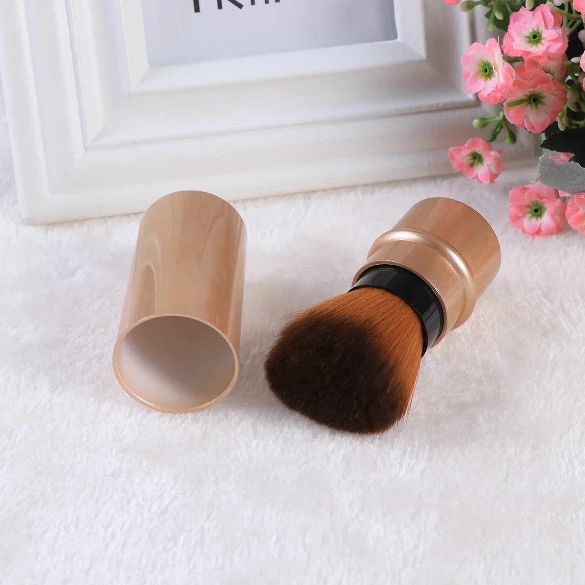 

Mini Retractable Blush Brush Multifunctional Soft Dense Synthetic Bristles for Full Coverage Powder Foundation Mineral Blending