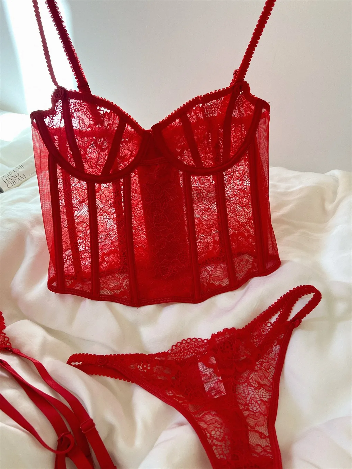 

Red French slim-fit three-piece underwear Ultra-thin large bra Sexy lace adjustment push-up bra set Underwear Garter Panties