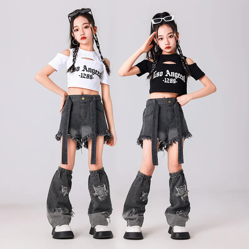 

Двухрезный джинсовый комплект для девочек. Модный наряд для уличных танцев для девочек. Крутой красивый сетчатый красный жареный наряд для уличного джазового танца.