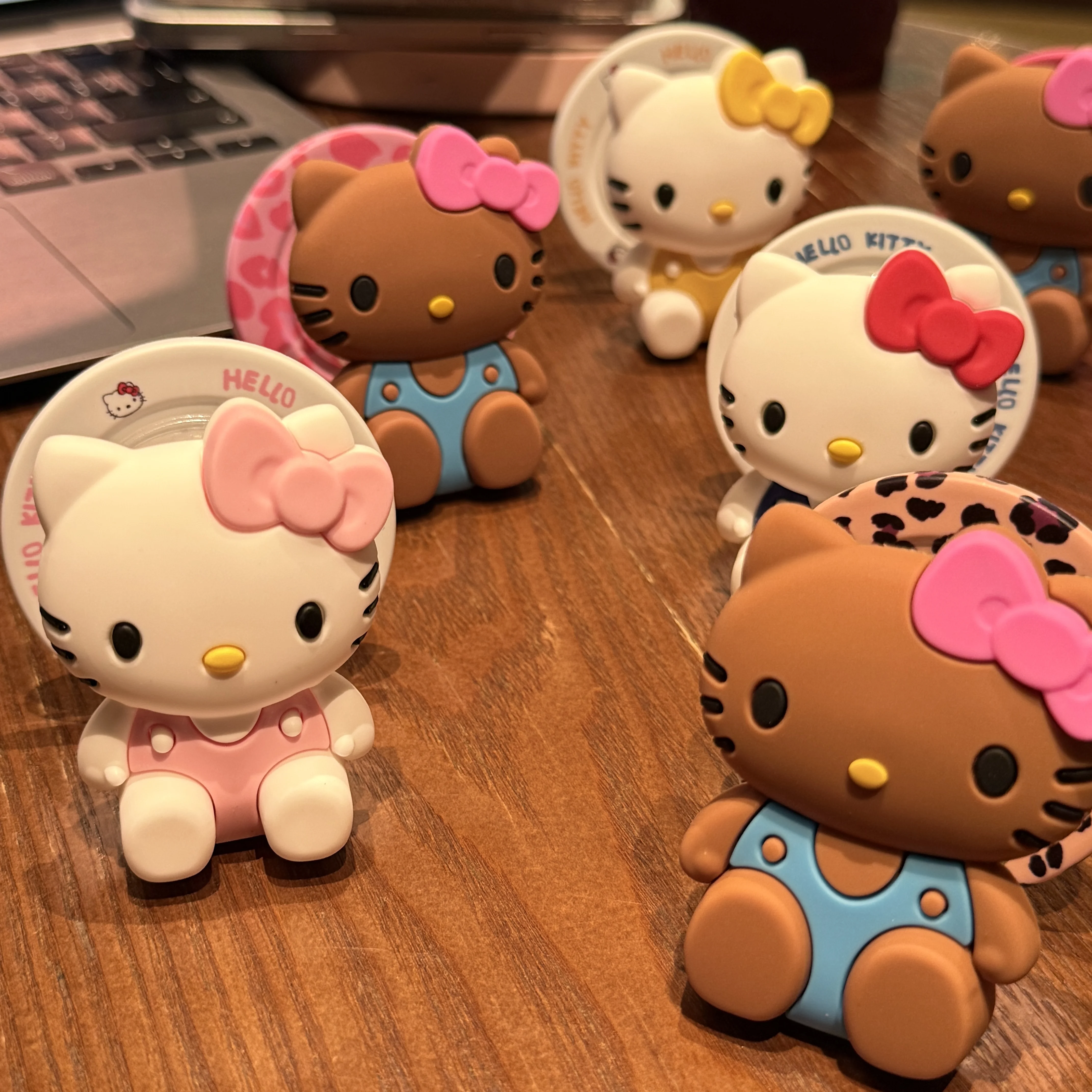 サンリオ ハローキティ用 シリコーンゲル吸盤マグネット 携帯電話ホルダー 便利で実用的なシェルブラケットまたはスマートフォン漫画