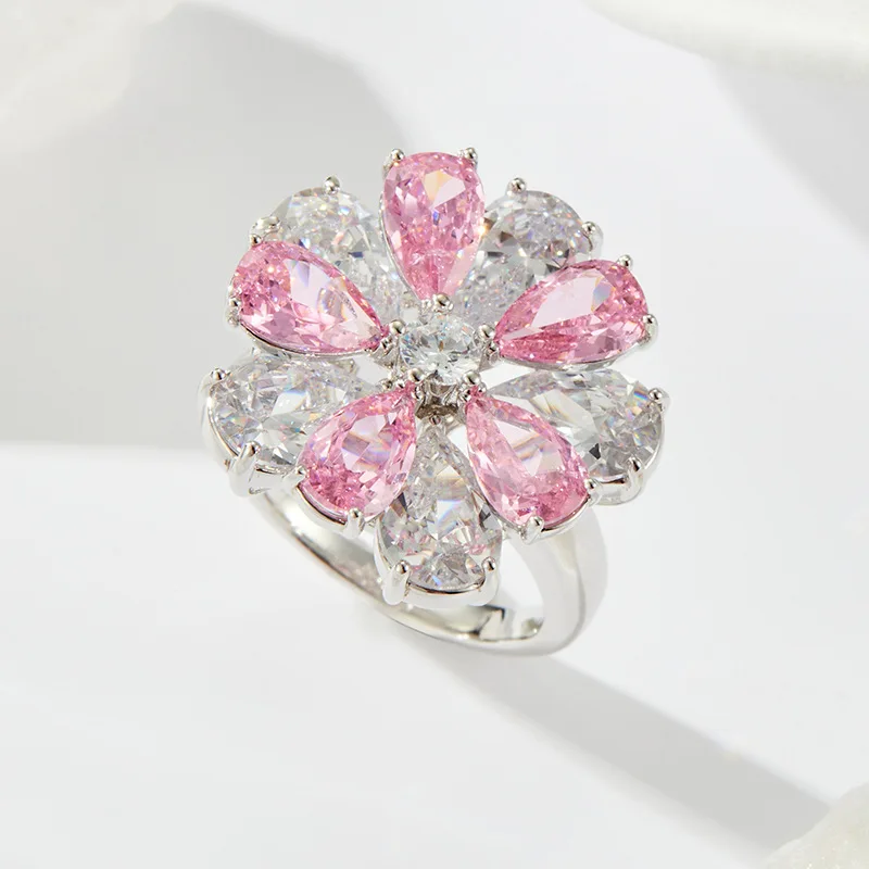 

Роскошное и ослепительное кольцо с цветком и трехмерным дизайном лепестков. Модное и универсальное регулируемое кольцо для женщин.