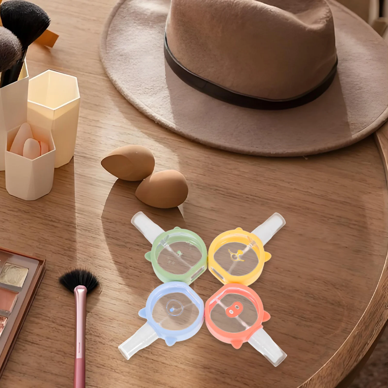 4 ชิ้นขวดสเปรย์สำหรับเดินทางแบบพกพาขนาดเล็กขวดสเปรย์พลาสติกชุดทนทานป้องกันการรั่วซึมสำหรับใบหน้าผมแต่งหน้าอุปกรณ์เสริมการเดินทาง