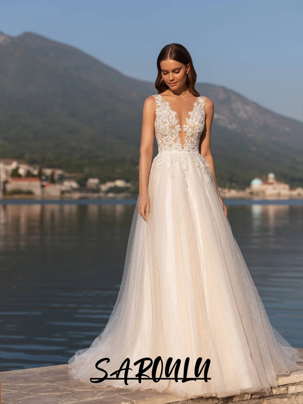 

Glitter Sheer A Line Wedding Dress Romantic Appliques Customized Bridal Gown Low Back Tank Sleeves Charming Bride Wear