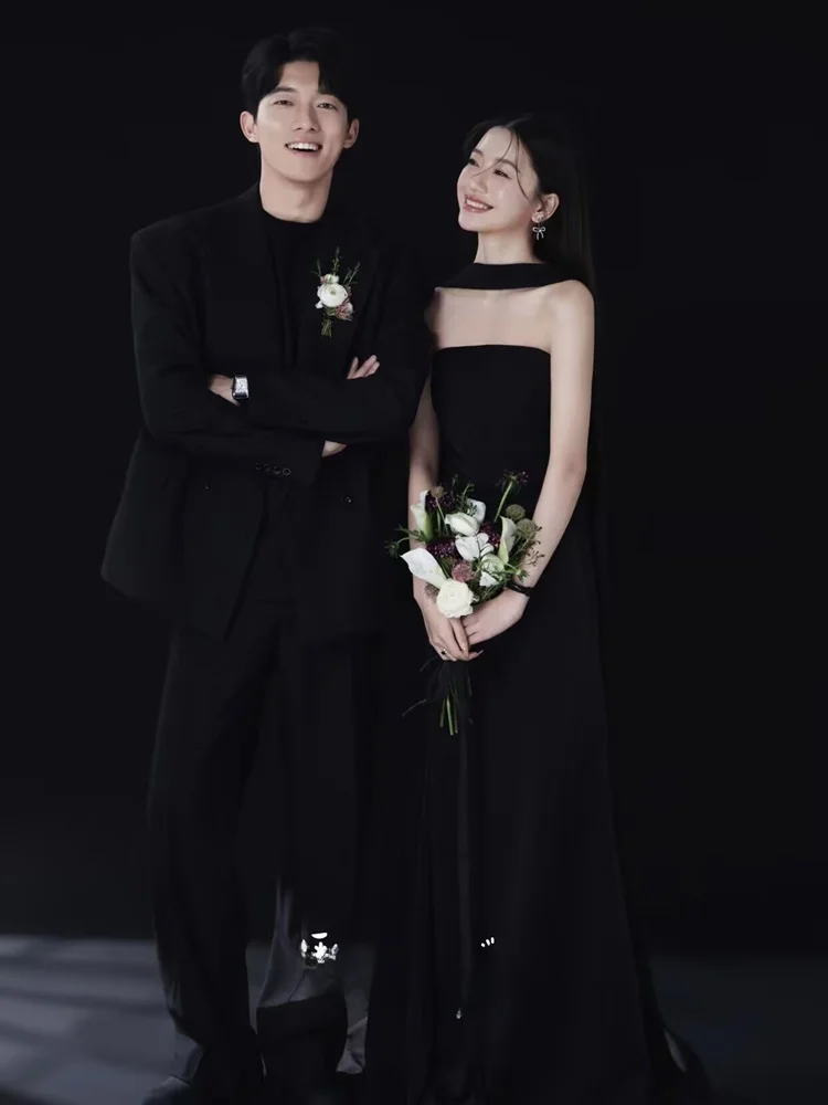 

Minimalist Black Wedding Dress Couple Studio Photo Shoot High-End Feel Korean Style Wedding Gown Simple Elegance for Lovers