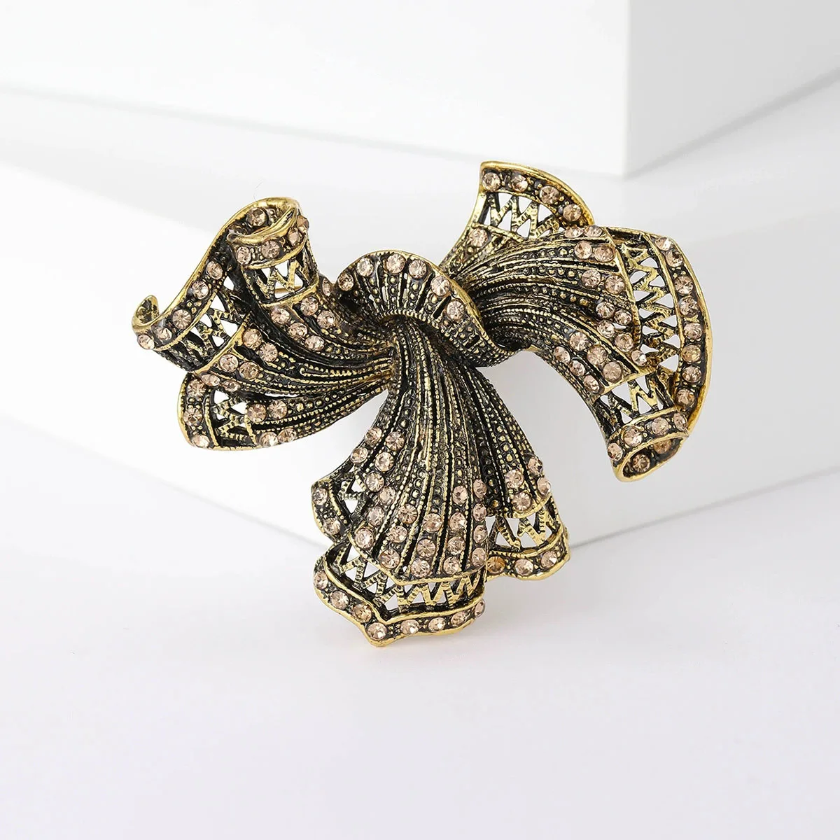 Women's Niche Design Diamond-encrusted Ribbon Brooch Unisex Sweater Scarf Clip Suit Accessories Selling Vintage Everyday Jewelry