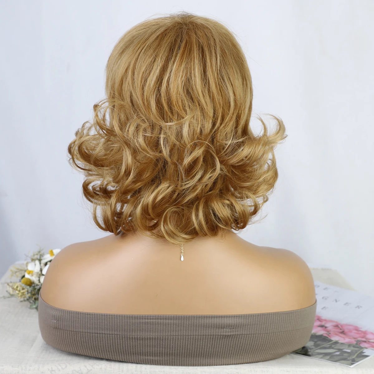 Perruque Synthétique Courte Bouclée Blonde Ombré avec Frange pour Femme, Coupe Pixie, Degré de Chaleur, Style Naturel, Faux Cheveux