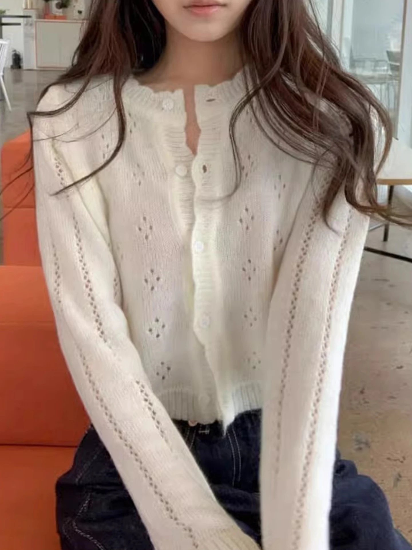 

Нежный молодежный цветной вязаный свитер с круглым вырезом, вырезами и одной пуговицей, с длинными рукавами, женский, на раннюю весну, новый, свободный крой, универсальный.