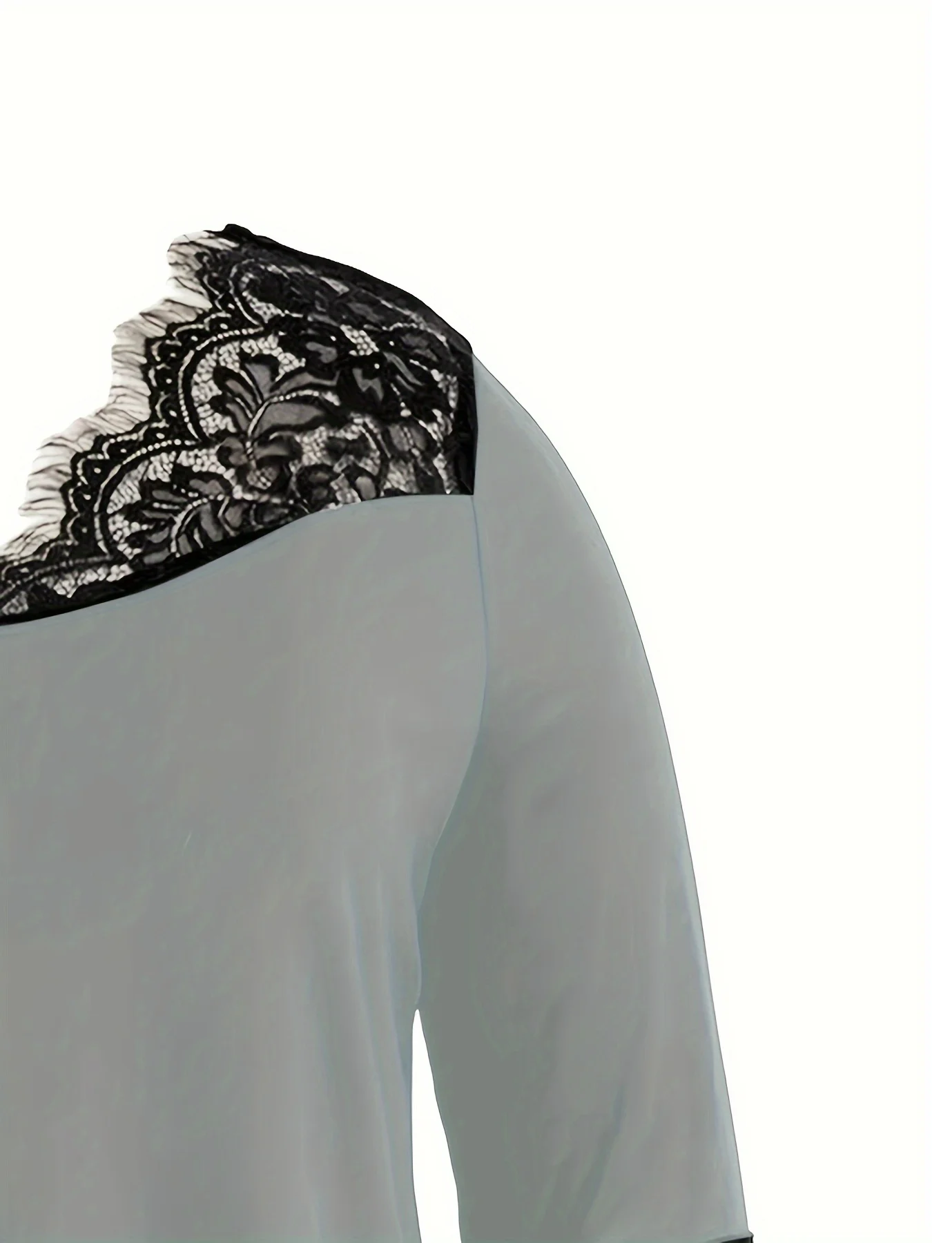 Camicetta da donna a maniche lunghe con bottoni sul davanti e bordi in pizzo grigio chiaro