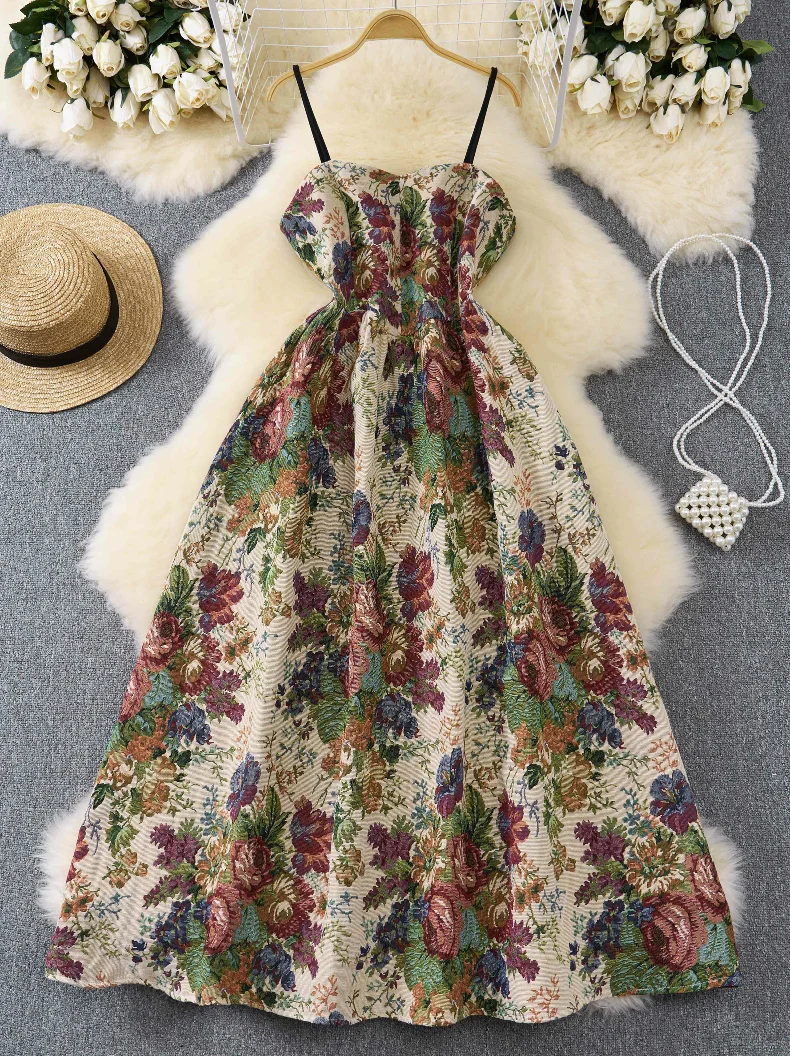 

Элегантное, роскошное и высококачественное французское платье с бретельками средней длины для женщин больших размеров.