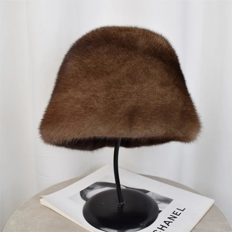 

Вся меховая шапка для женщин среднего возраста и старая кожаная теплая ведро.