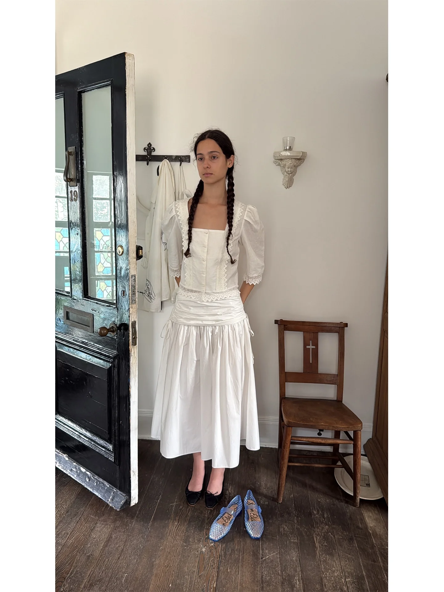 

Ретро-комплект: топ с квадратным воротником, вышивкой и кружевной отделкой, плиссированная юбка с завышенной талией. Женская модная коллекция Весна-Лето. Новинка. Хлопок.