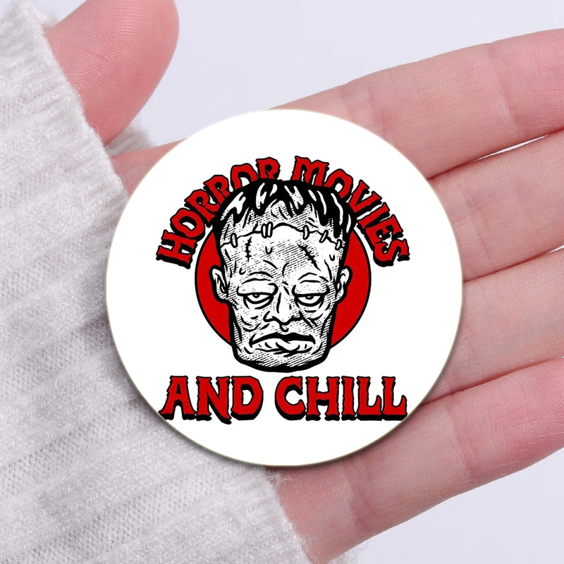 58Mm Horrorfilms En Chill Creatieve Ronde Broche Cartoon Badge Snap-In Knoopspelden Voor Rugzak Hoed Sieraden Accessoires Geschenken