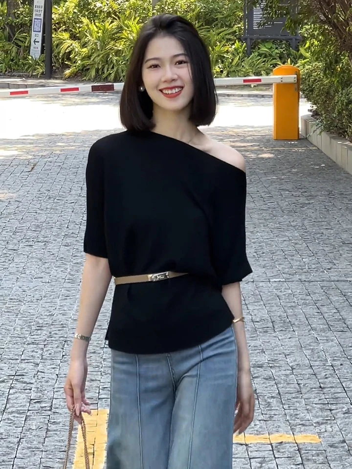 

Elegant Black Asymmetrical Shoulder Short Sleeve Knitted Top Women's Summer Thin Waist Design Belted Shoulder Bared Upper App...
