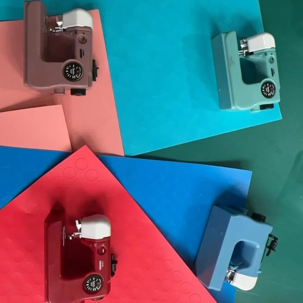 Mini Portable Sewing Machine Model Plastic Household Miniature Sewing Machine Toy Dollhouse Accessories