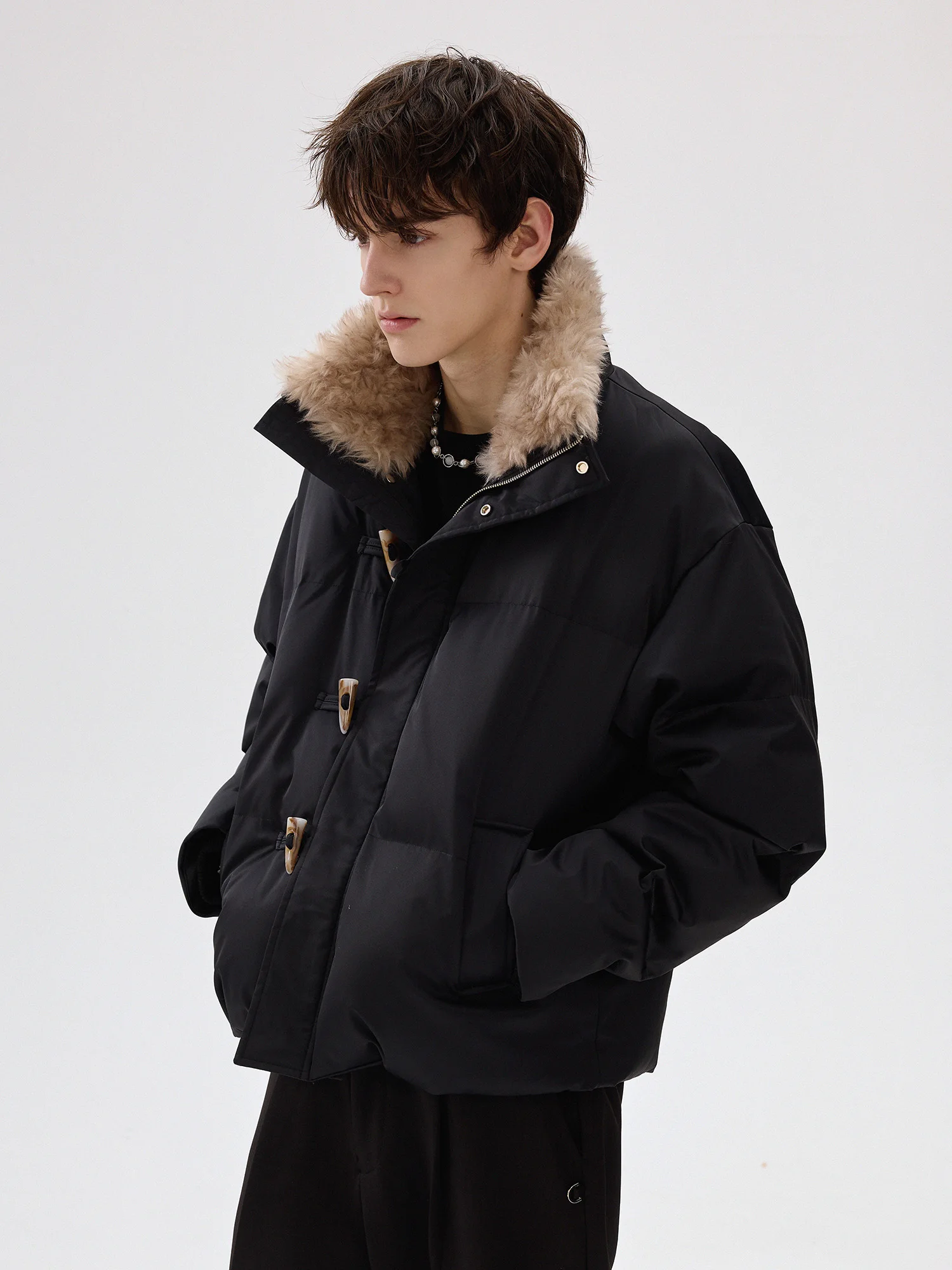 جديد خريف 2025 سترات رجالية راقية بأزرار على شكل قرن وياقة من الفرو الصناعي سترات سميكة دافئة للرجال بأكمام طويلة وطية صدر السترة معاطف وسيم