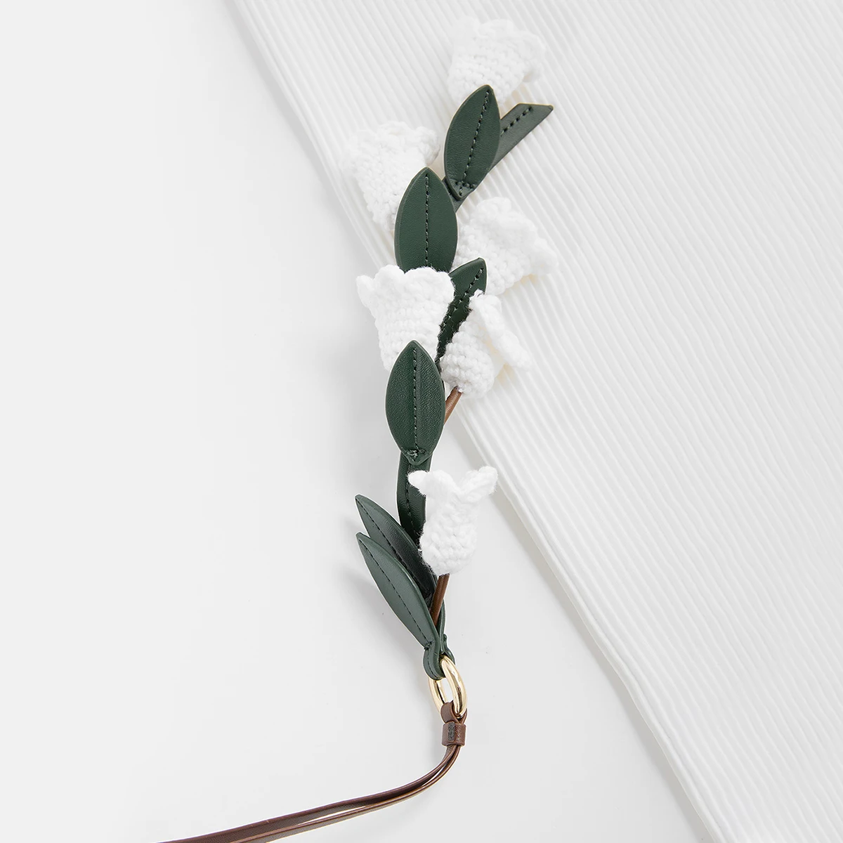 زنبق الوادي الأبيض حقيبة سحر اليدوية جلد البقر المنسوجة زهرة قلادة محبوك الراقية حقيبة الملحقات