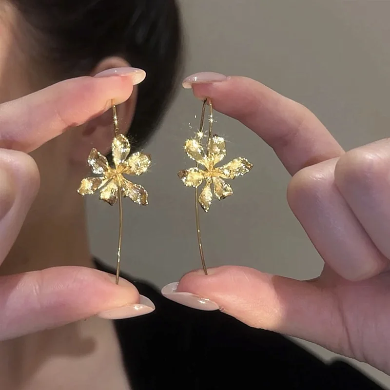 

Retro metal phoenix iris flower ear hook earrings French simple niche temperament floral high-end earrings women