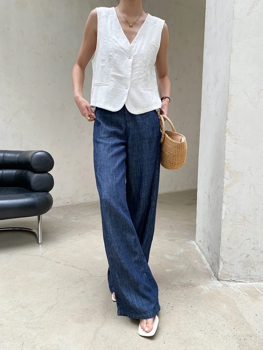 Sommerliche Damenjeans in einfarbigem, schlank machendem, geradem Schnitt mit langen Beinen. – Detail 10