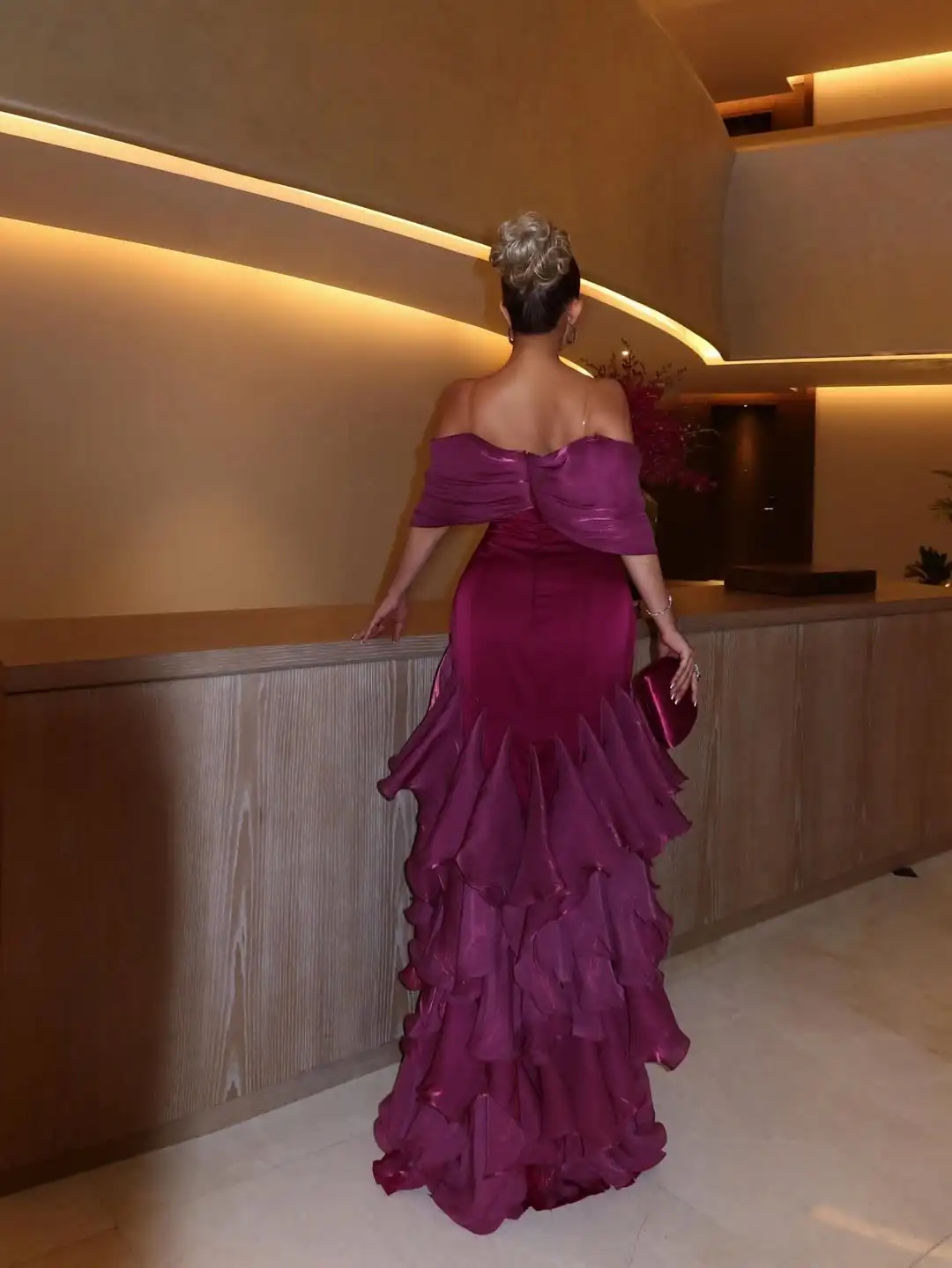 Nowy Trend w Modzie: Sukienka Wieczorowa/Studniówkowa Syrenka z Odkrytymi Ramionami, Falbanami, Warstwami, Satynowa, Długa do Podłogi, Urocza, Bajkowa