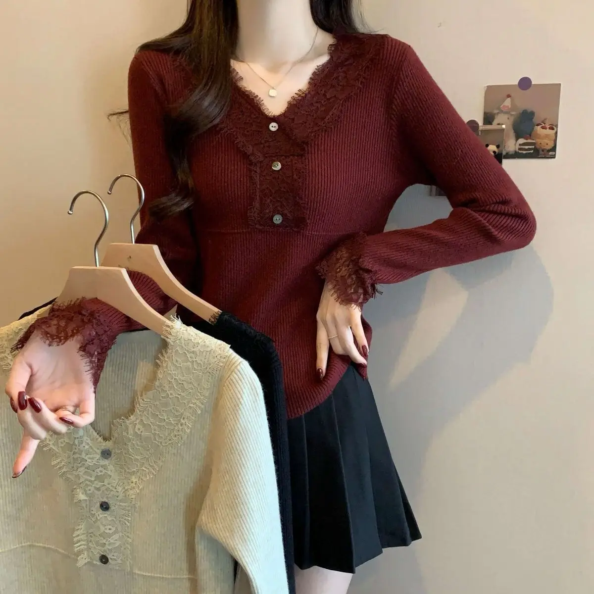 Modny sweter damski z koronkowymi wstawkami, długi rękaw, jesień 2025, nowy, dekolt w serek, dopasowany krój, dzianinowe topy, retro zapinanie na guziki, uniwersalna odzież dzianinowa.