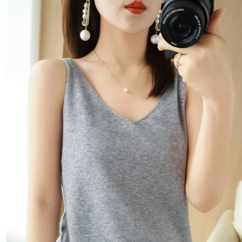 

2024 New V-neck Knitted Sling Paired with White Tank Top Women's Solid Color Set Bottom Design Unique Sleeveless T-shirt