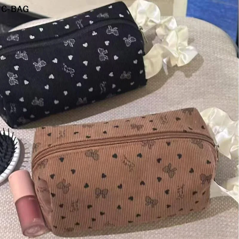 حقيبة مكياج كاواي سروال قصير مع فيونكة ذات سعة كبيرة ومتعددة الوظائف لتخزين مستحضرات التجميل وحقيبة يد مقلمة