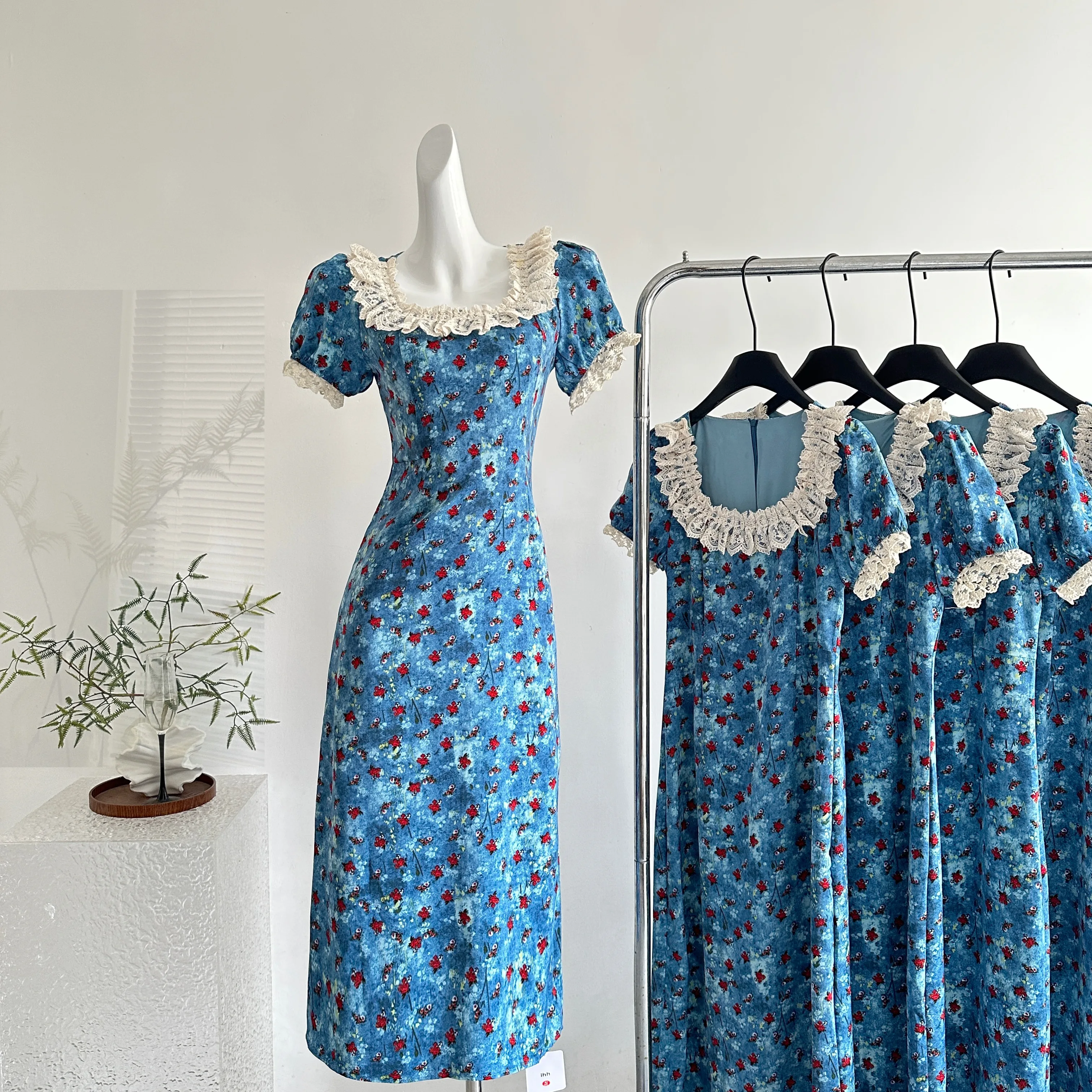 Französisches blaues Kleid mit Blumendruck, langes Abendkleid im Rosenstil, kurze Ärmel, Empire-Taille, knöchellang, einzigartiges Design, Freizeitkleid