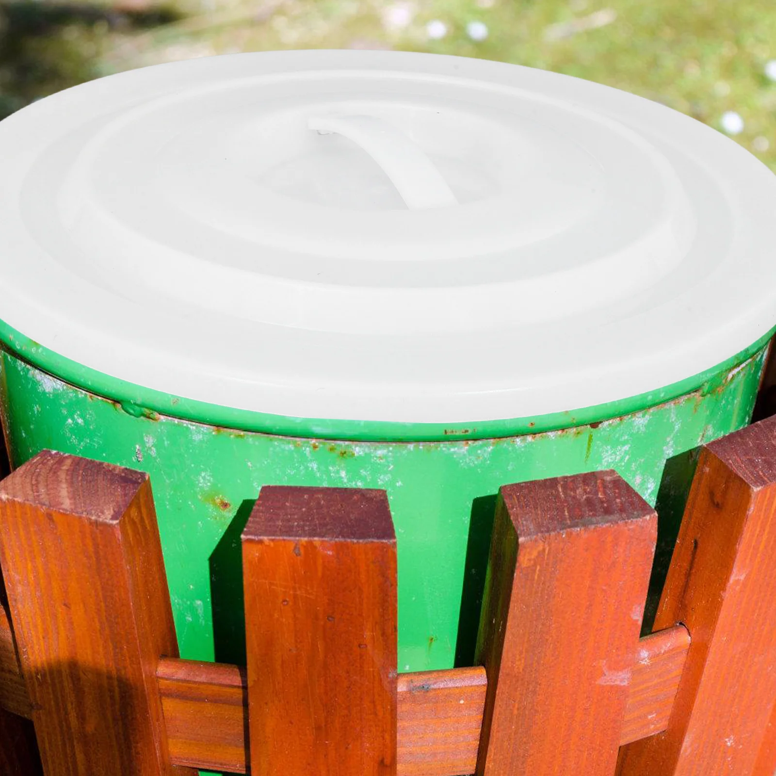 

Trash Can Lid Replacement Heavy Duty Plastic Fit for 30-50 Gallon Trash Cans Outdoor Garbage Bin Cover Waterproof Odor Resistant