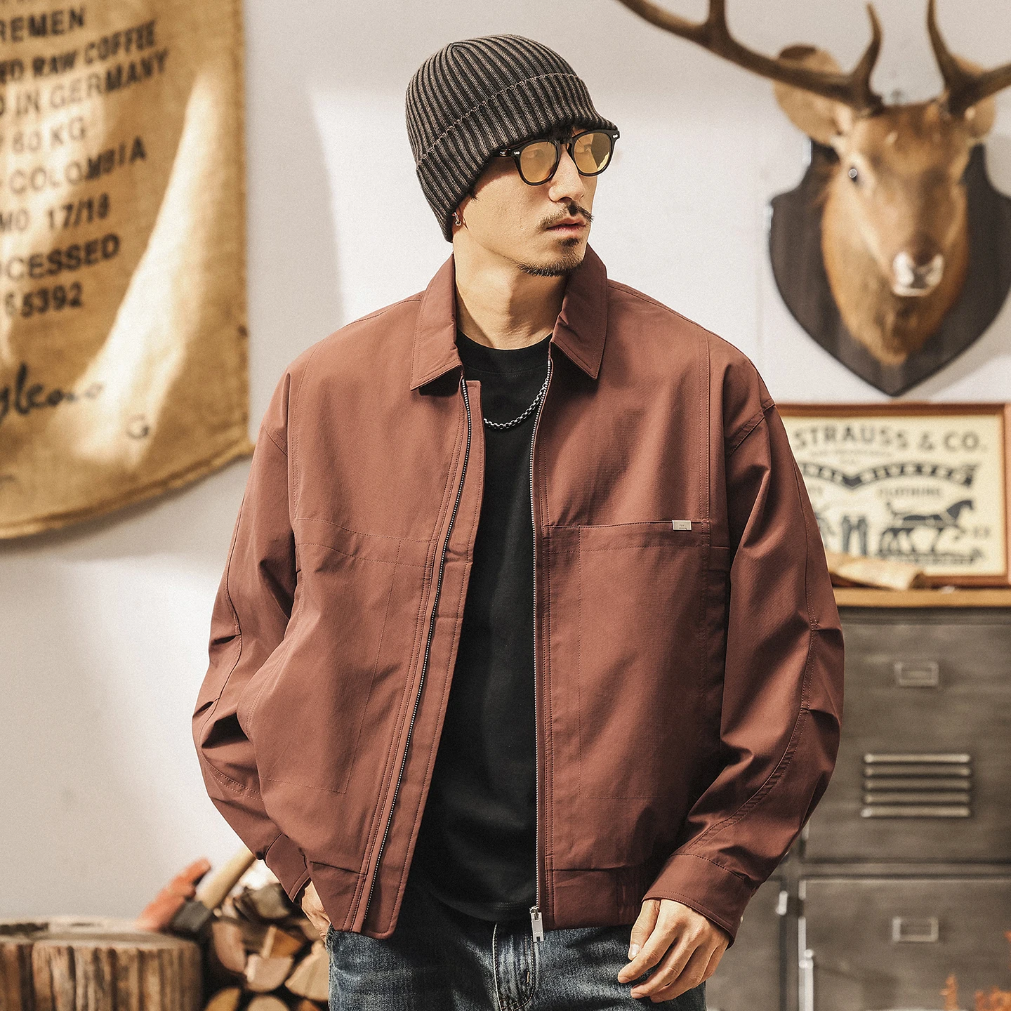 A new retro lapel commuter jacket for trendy men in autumn and winter, a loose and casual coat