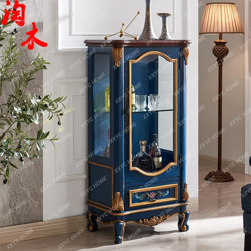 Armoire à vin en bois massif bleu foncé, simple contre le mur, salon familial, armoire en verre étroite, côté salle à manger, petit ménage